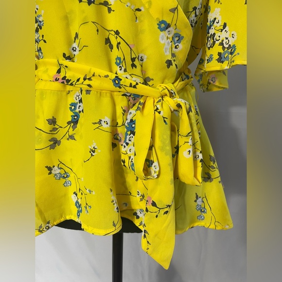 ♻️DISPONIBLE ♻️
✨NEW LOFT PETITE Floral Wrap Peplum Blouse✨ - Picture 4 of 8